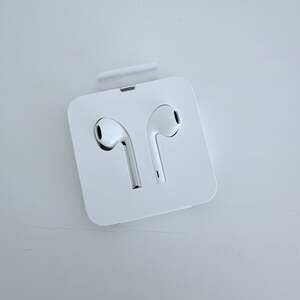 Apple EarPods Wired Headphones Lightning Connector White Original Packaging